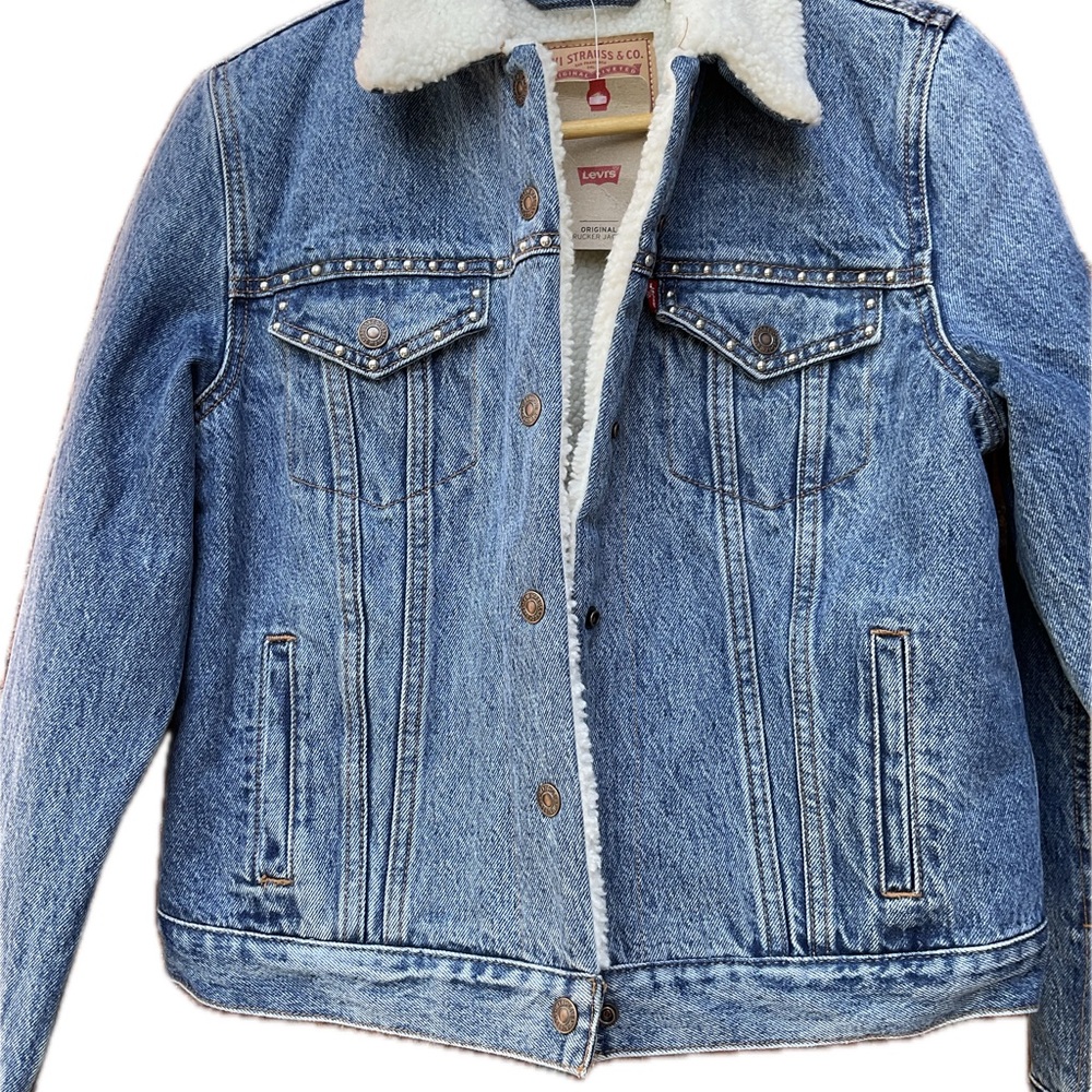 NWT: Original Sherpa Levi’s trucker jacket with embellishments.